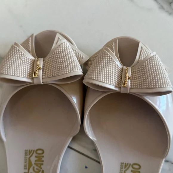 Ferragamo size 9 beige jelly shoes - Picture 7 of 7